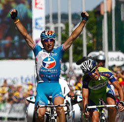 　ツール・ド・フランスは7月12日、サンゴーダンからタルブまでの160.5kmで第9ステージが行われ、Bboxブイグテレコムのピエリック・フェドリゴ（30＝フランス）がリクイガスのフランコ・ペッリゾッティ（31＝イタリア）とのゴール勝負を制して優勝した。首位はAG2Rのリ