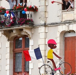 　ツール・ド・フランスは7月14日、リモージュ～イスデュン間の194.5kmで第10ステージが行われ、イギリスのマーク・カベンディッシュ（24＝チームコロンビア）が大集団によるゴール勝負を制して今大会3勝目、通算7勝目を挙げた。Bboxブイグテレコムの新城幸也（24）は26