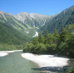 数年前に訪れた上高地。北アルプスの山に登る日は、いつやってくるのだろうか。