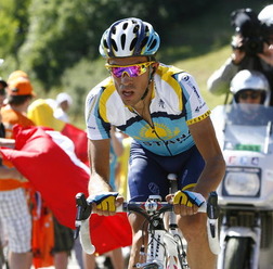 　ツール・ド・フランスは７月19日、フランスのポンタルリエからスイスのベルビエまでの207.5kmで第15ステージが行われ、2年ぶり2度目の総合優勝をねらうスペインのアルベルト・コンタドール（26＝アスタナ）が、07年の第14ステージに続く区間2勝目を挙げた。総合成績で