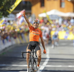 　ツール・ド・フランスは7月21日、スイスのマルティニからフランスのブールサンモリスまでの159kmで第16ステージが行われ、スペインのミケル・アスタルロサ（29＝エウスカルテル）が残り3kmから抜け出して初優勝。総合成績ではスペインのアルベルト・コンタドール（26