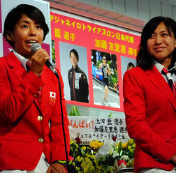 「稲毛の街からメダリストを！」女子トライアスロン、上田藍選手、加藤友里恵選手、壮行会（JR総武線 稲毛駅、6月18日）