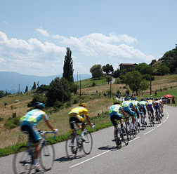 　ツール・ド・フランスは7月24日、ブルゴワン・ジャリュ～オブナス間の178kmで第19ステージを行い、英国のマーク・カベンディッシュ（24＝チームコロンビア）がゴール勝負を制した。今大会5勝目、大会通算9勝目。スキル・シマノの別府史之（26）も世界の最強スプリンタ