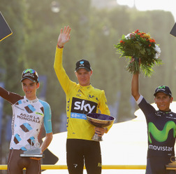 ツール・ド・フランスの総合優勝はフルーム（中央）、2位にバルデ（左）、3位にキンタナ（2016年7月24日）