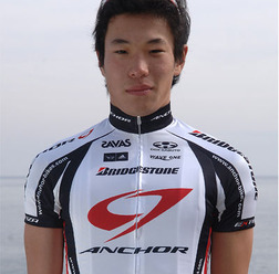 　23歳以下のロードレース日本チャンピオンである平井栄一（ブリヂストンエスポワール）がフランス遠征4戦目にして初優勝を飾った。