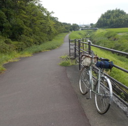 宇刈川沿いに延びる遊歩道。周囲に田園風景が広がる