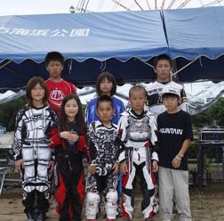 　茨城県の国営ひたち海浜公園BMXコースで行われたBMXのスーパーシリーズ第3戦で、オーストラリア・アデレードで行われた世界選手権で決勝に進出し、ワールドゼッケンを獲得したチャレンジクラスの選手を対象に全日本BMX連盟からの表彰が行われた。