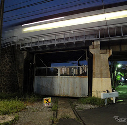 東武千住線・千住貨物駅へと続くレールが残る。その上を京成スカイライナーが行く