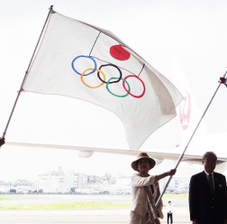 五輪旗到着歓迎式には、小池百合子都知事、竹田恒泰JOC会長、橋本聖子リオ五輪団長、山下泰裕副団長、高田裕司総監督、吉田沙保里主将、右代啓祐旗手、松野博一文科大臣、鈴木大地スポーツ庁長官などが登壇した