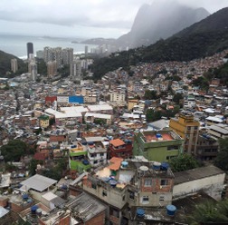【オビナタの世界放浪記】ブラジル最大級のスラム街「ホシーニャ」に行ってみた…盗電のオンパレード
