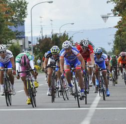 　ツール・ド・北海道は9月11日に豊富町から下川町までの182kmで第4ステージを行い、マレーシアのルトゥーアに所属しているヤン・キルシプー（40＝エストニア）がゴール勝負を制して優勝。前日の第3ステージに続く区間勝利となった。