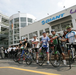 ジャイアントストアとハイテク駐車場のオープンを記念して前橋市の山本龍市長らがサイクリングを楽しんだ