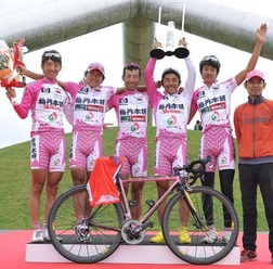 　9月9日から13日まで北海道を舞台として開催されたツール・ド・北海道で、EQA・梅丹本舗は宮澤崇史が2年連続の総合優勝を達成したばかりでなく、宮澤がスプリント賞、清水都貴が山岳賞を獲得。3色のリーダージャージを独占した。