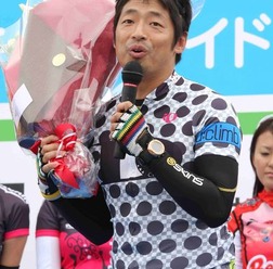 　自転車芸人を自認する、安田大サーカスの団長こと安田裕己が9月19日にサイクリングイベント、TOKYOセンチュリーライドにゲスト出演した。15日にタレントの岩田さちとの結婚報告を行ったばかりだけに、同じゲストやイベント参加者に「おめでとう」の声をかけられ、舞台