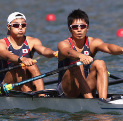 リオデジャネイロ五輪ボート軽量級ダブルスカル日本代表の大元英照（右）と中野紘志（2016年8月8日）