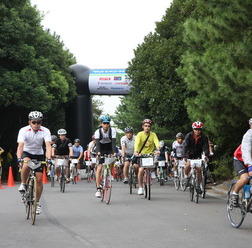 　9月19日に開催されたTOKYOセンチュリーライド ARAKAWA 2009が、自転車専門インターネットテレビのシクロチャンネルで公開された。ゲスト参加の新城幸也、安田大サーカスの団長、チームエレファントなどのインタビューはもちろん、一般参加の人たちのコメントを集め、