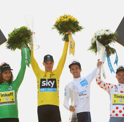 ツール・ド・フランスの各賞は左からポイント賞のサガン、総合優勝のフルーム、新人賞のイェーツ、山学賞のマイカ（2016年7月24日）