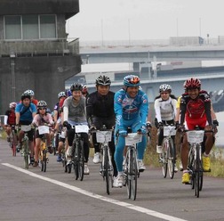 　9月19日に開催されたTOKYOセンチュリーライド ARAKAWA 2009が、自転車専門インターネットテレビのシクロチャンネルで公開された。ゲスト参加の新城幸也、安田大サーカスの団長、チームエレファントなどのインタビューはもちろん、一般参加の人たちのコメントを集め、