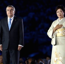 国際オリンピック委員会のトーマス・バッハ会長（左）と東京都の小池百合子都知事（2016年8月21日）