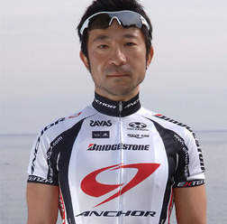 　第12回全日本自転車競技選手権トラックレースが山梨県の境川自転車競技場で10月17日に開幕し、男子ポイントレースで飯島誠（ブリヂストン・アンカー）が優勝した。同選手はトラックレースの中距離種目の第一人者で、シドニー、アテネ、北京と3大会連続で五輪に出場し