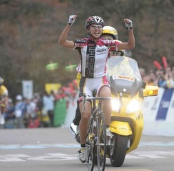 　ジャパンカップサイクルロードレースは10月24日、栃木県宇都宮市の宇都宮市森林公園周辺周回コースで開幕し、女子レースで萩原麻由子（23＝サイクルベースあさひ）が3年ぶり2度目の優勝を果たした。レースは中盤で4選手が抜け出す展開で、最後の上り坂で萩原がスパー