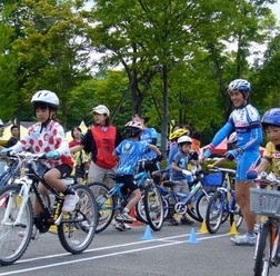 　愛知県大府市を拠点とする愛三工業が持つロードレースチーム「愛三工業レーシングチーム」が、12月6日に「自転車教室」を初開催する。当日は同チームの選手が講師となり、触れ合いながら自転車の楽しみ方や安全について指導する。参加者募集中。