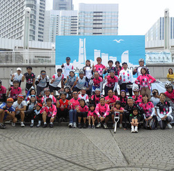 　二代目自転車名人として知られる俳優の鶴見辰吾が名誉委員長を務める「横浜エコライド2009」が、11月1日に神奈川県横浜市のみなとみらい地区、パシフィコ横浜を発着とするコースで行われ、たくさんの自転車愛好家が参加した。