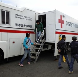 　11月15日に熊本県山鹿市で開催された自転車ロードレースの熊本国際ロード2009に、熊本赤十字病院の特殊医療救護車両が会場に配備されて話題になった。救命率向上のため、より災害現場に近い場所での初期救護を目的とした車両で、ベッド4床、手術も行える最新医療機器