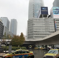 新宿駅西口（11月24日午後）　〈撮影　高木啓〉