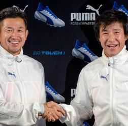 プーマの新スパイク『evo TOUCH J』発表会に登壇した三浦知良（左）と中山雅史（2016年12月1日）