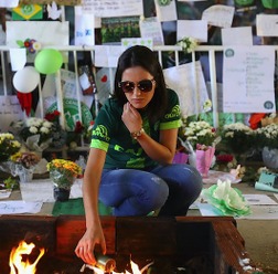 サッカーのブラジル1部シャペコエンセの選手らを乗せた飛行機が墜落。悲しむファン（2016年11月29日）