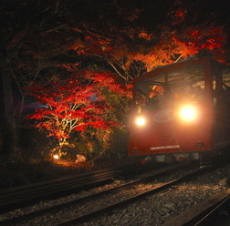 紅葉時期に夜間運行された、筑波山のケーブルカー