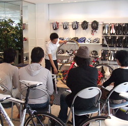 　東京・青山に自転車ショップを構える「ニコルユーロサイクル青山」では、12月のイベントとして、冬でも自転車を楽しむワークショップが開催される。寒くても快適なウェア選びや、春にベストコンディションで走るためのバイクメンテナンス方法などを伝授。また、世界で