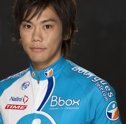 　日本人として初のツール・ド・フランス完走、世界選手権ロードレースで200km以上にも及ぶ大逃げで世界中に強烈な存在感を放った新城幸也（あらしろゆきや＝25）が、2010年もフランスのBboxブイグテレコムと契約を更改することで合意した。ジロ・デ・イタリア、ツール