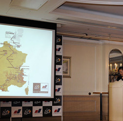 　Jスポーツプレゼンツ、ツール・ド・フランス2010コースプレゼンテーションが12月4日に東京・新橋の第一ホテル東京で行なわれ、5度の総合優勝を果たしたフランスのベルナール・イノーや、自転車芸人として知られる安田大サーカスの安田団長が登場した。2010年の大会は