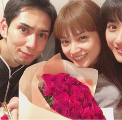 平愛梨、アモーレ・長友佑都から“32本の赤いバラの花束”が届く