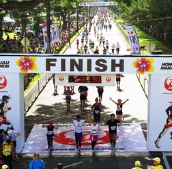 ホノルルマラソン2016、男女ともに初参加のケニア勢が優勝