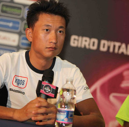 　中国選手としてジロ・デ・イタリアに初参加を果たしたアルゴス・シマノの計成（25）が発熱により5月9日の第6ステージを出走しないことを発表した。