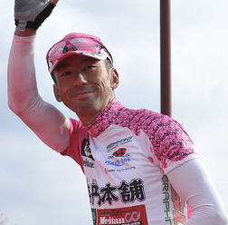 　2003年の全日本選手権覇者であり、日本人唯一のツアー・オブ・ジャパン総合優勝者である福島晋一（38）が、2010年は韓国登録のコンチネンタルチーム、錦山（クムサン）・ジンセン・アジアを結成。自らがキャプテンとなってシーズンを走ることになった。チームには、ダ