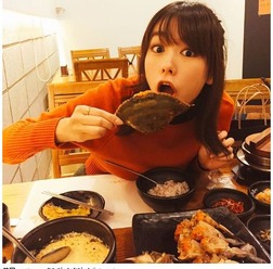 桐谷美玲がカニをがぶり！韓国料理を堪能