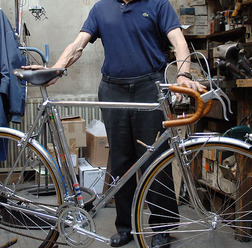 　フランスの手作り自転車ブランドとして知られたアレックス・サンジェのビルダー、エルネスト・スューカ氏が12月22日に亡くなった。82歳だった。同ブランドは、ハンドメード自転車の最高傑作といわれ、世界中にマニアが存在するほど人気が高い。息子であるオリビエ・ス