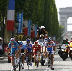 　世界最大の自転車レース、ツール・ド・フランスの最高権威であるクリスティアン・プリュドムが、「カタールのドーハと東京から開幕地招致のオファーを受けて、その可能性を検討している」と語った。同大会は近年、話題作りと大会協力金の獲得のために海外の大都市で開