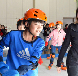 元アイスダンス日本代表のキャシー・リード、スケートで小学生と交流