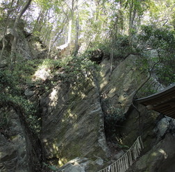 染谷神社脇の屏風岩。ここに風神の穴があるらしいが…