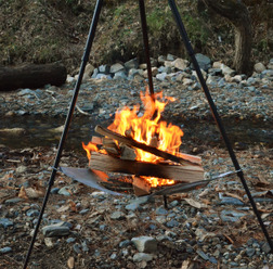調理と焚き火が一台でできる三脚「ビッグファイアクレードル」発売