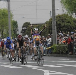 　14回目の開催となるツアー・オブ・ジャパンが5月16日に開幕し、8日間で全国7都市を転戦する。その概要が主催者から発表された。7つの開催地こそ前年と同じものの、競技内容は大きく変貌した。初日の堺ステージは、ツール・ド・フランスと同様に選手が1人ずつスタート