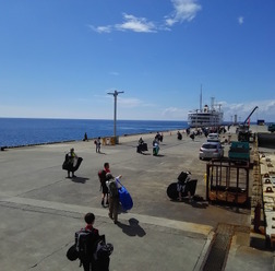 伊豆大島の元町港で大型客船に輪行袋で乗り込むサイクリストたち