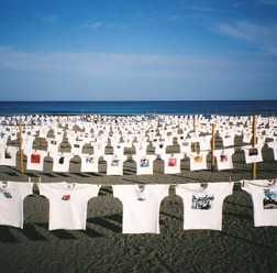 高知・砂浜美術館で「第29回Tシャツアート展」が開催