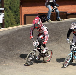 　26回目を迎えるBMX全日本選手権が4月25日に埼玉県秩父市の秩父滝山サイクルパークで開催され、エリート男子で三瓶将廣が優勝し、2年連続の全日本チャンピオンとなった。スタートから優位に立った三瓶は、途中で吉村樹希敢にパスされたものの最終コーナーで再びトップ