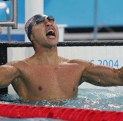 アテネ五輪、平泳ぎ100mで金メダルを獲得した北島康介（2004年8月15日）